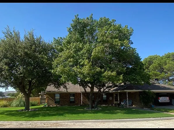 301 W 12th St, Iraan, TX 79744