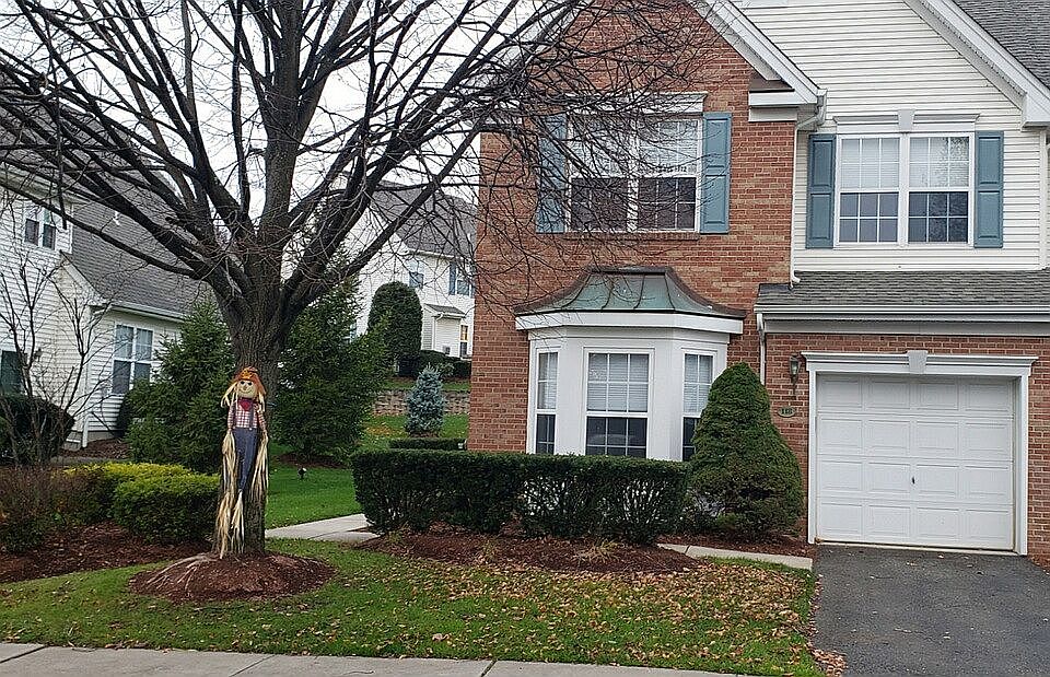 1st image of 118 Surrey Ct