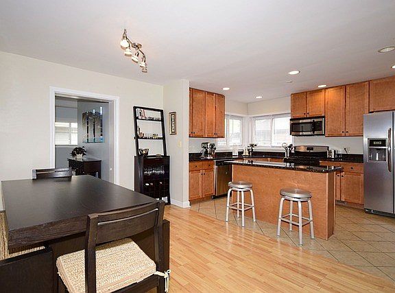 4th image of 903 Beach Ave