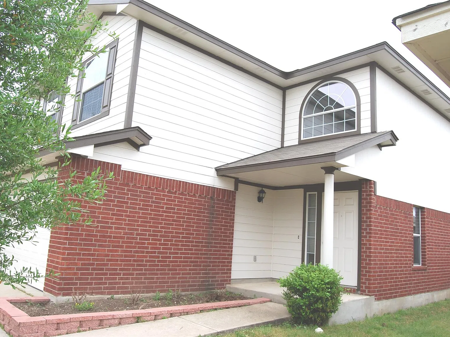 3 bed, 2.5 bath, 1698 sqft, $1,795 — Photo 2