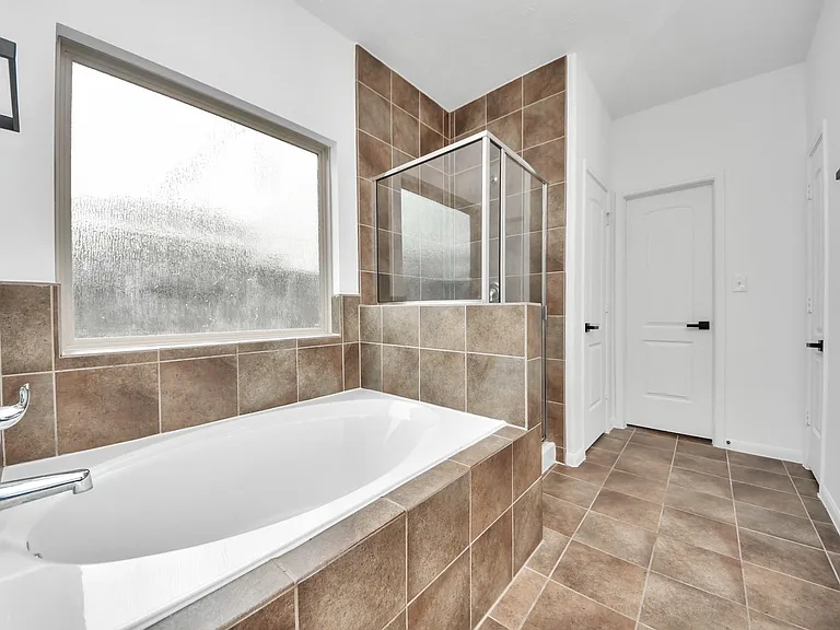 10606 Sun River Falls Dr — Photo 25