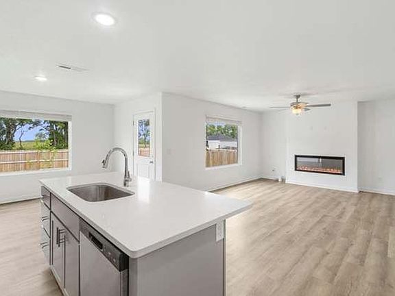 4th image of 523 Abigail Ave