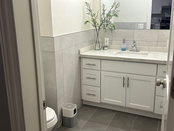 5th image of 338 1st Ln Unit B