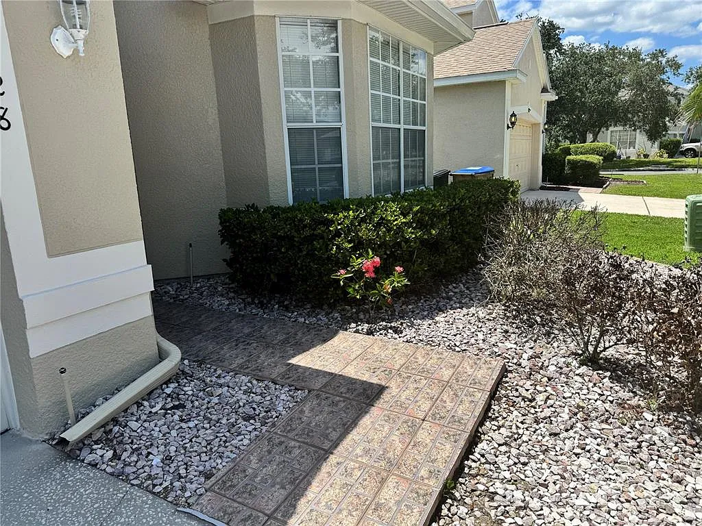 4 bed, 3.0 bath, 1993 sqft, $2,450 — Photo 2