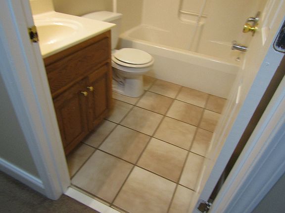 5th image of 124 Shirley Cir #B