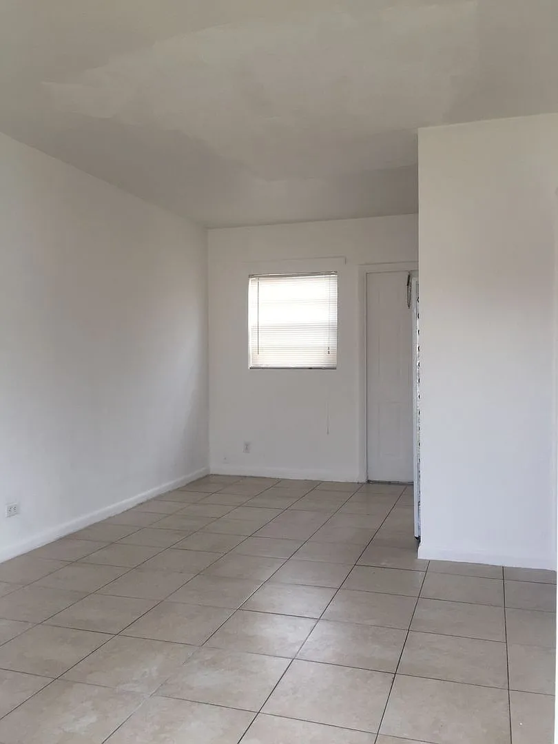 LC 06:125 SW 5th CT — Photo 2