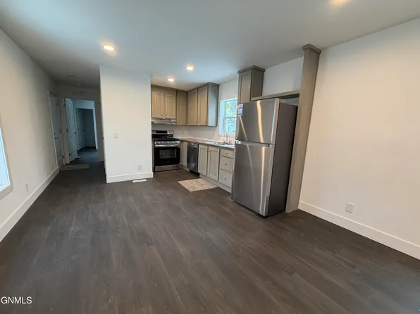 105 Countryside Ln SE, Mandan, ND 58554