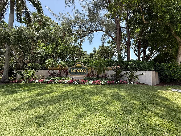 225 N Lakeshore Dr — Photo 62