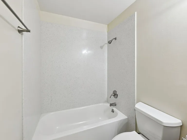 ROCKINGHAM APARTMENTS — Photo 42