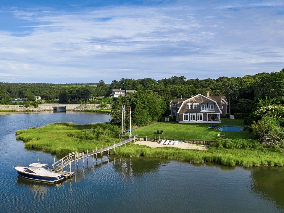 1st image of 317 Noyac Rd