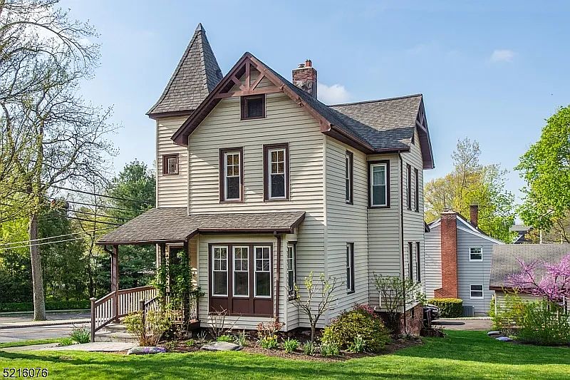 Beautiful duplex property with meticulously manicured grounds