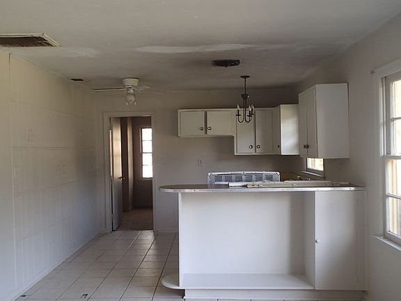 2nd image of 821 Stillwater Dr
