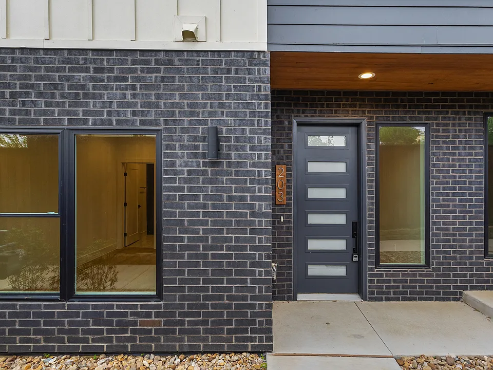 2203 Hondo Ave #202