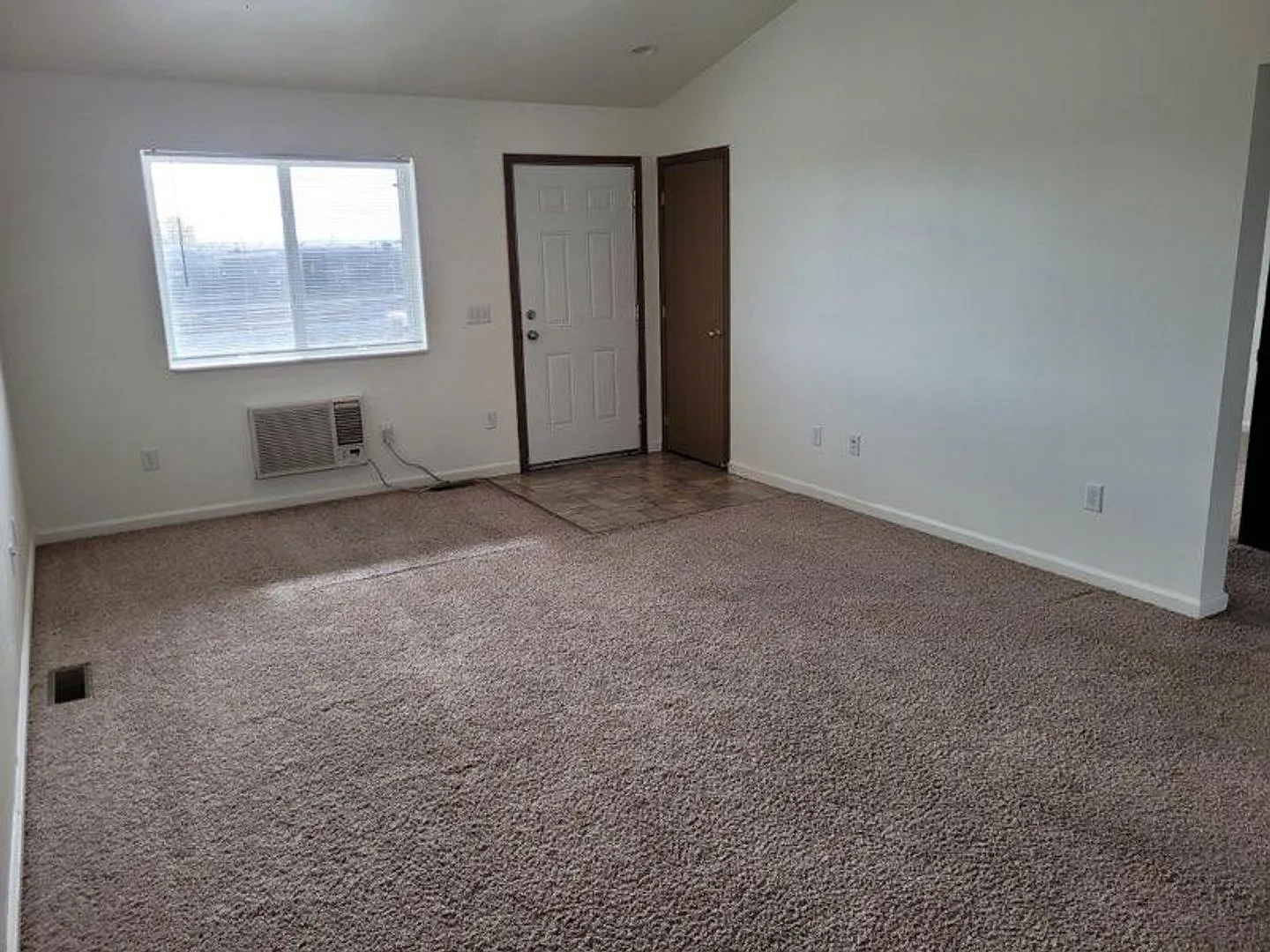 r1103 — Photo 3