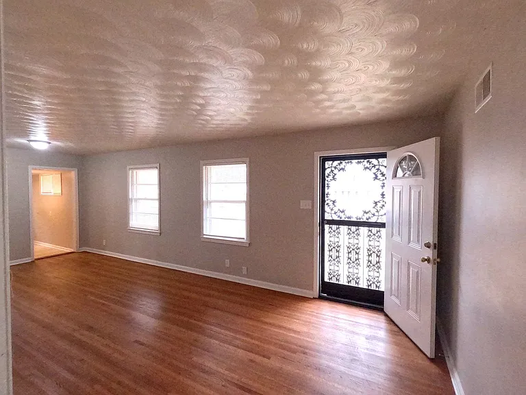 4898 Dianne Dr — Photo 4