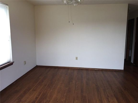 3rd image of 802 SE G St APT B