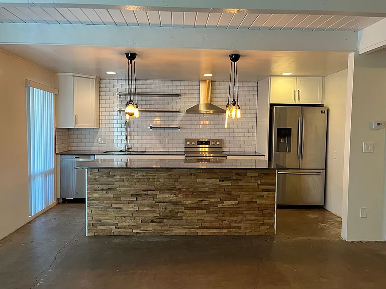 Modern Industrial Living in the Heart of Phoenix's Melrose District — Photo 12