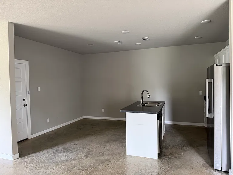 202 E Henderson St — Photo 5