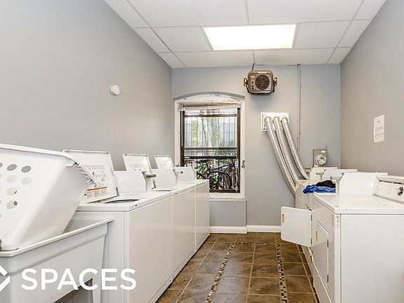 4th image of 635 W Barry Ave #2O1