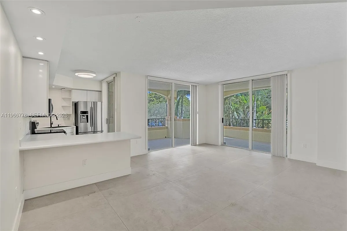 Building Photo - 1834 Brickell Ave #31