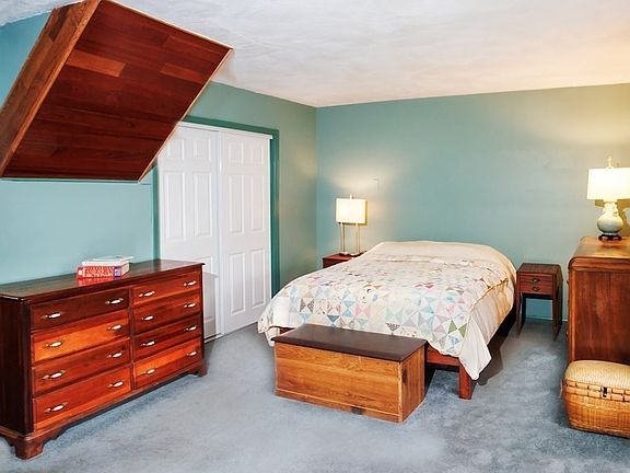5th image of 9 Mary Dyer Ln