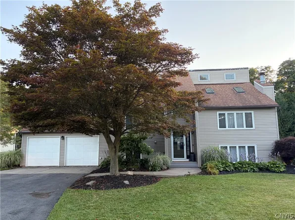 412 Weatheridge Dr, Camillus, NY 13031