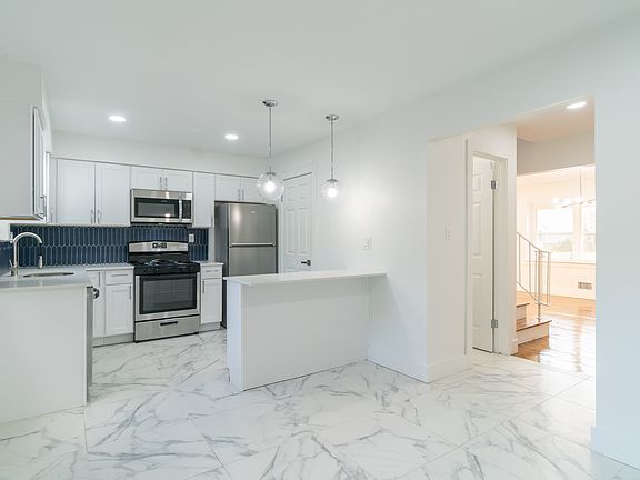 3rd image of 520 Adams Ln #2