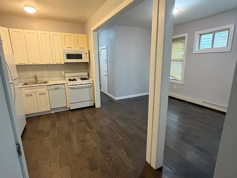 29 Bartholdi Ave #1A — Photo 2