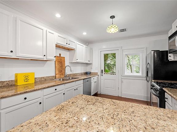 2nd image of 2033 Coliseum St APT 2