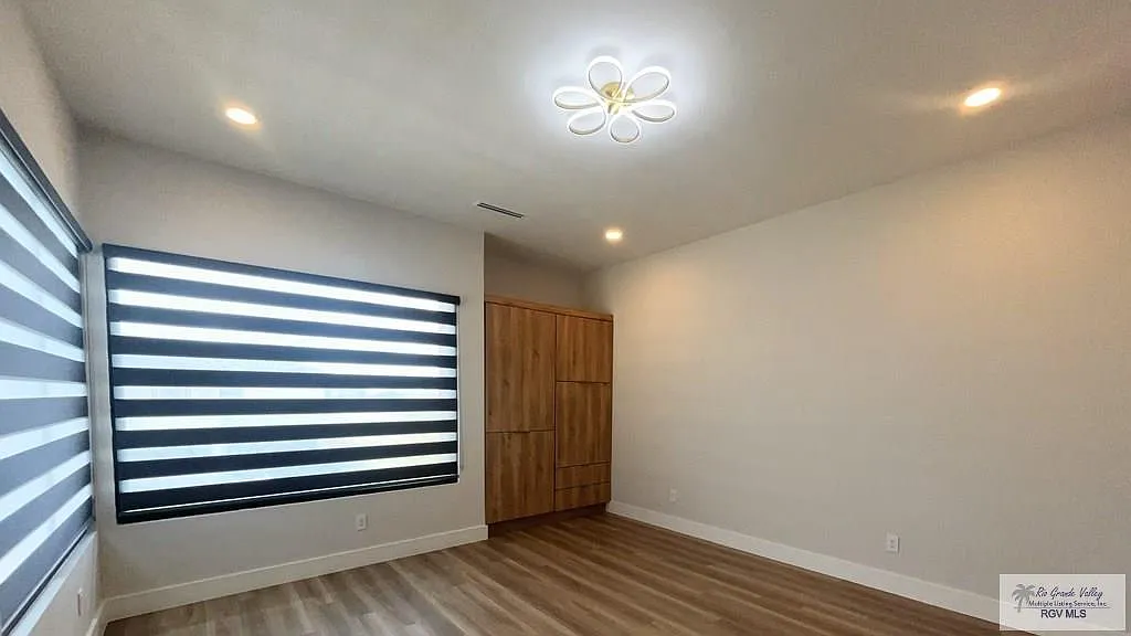 3 bed, 2.5 bath, 2049 sqft, $2,175 — Photo 2