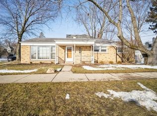 2402 Illinois Rd, Northbrook, IL 60062