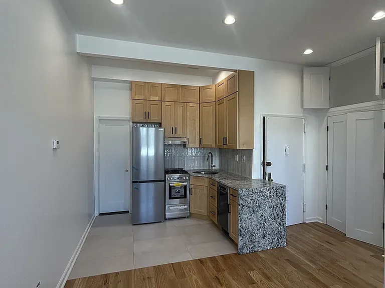 215 N 7th St #5 — Photo 2