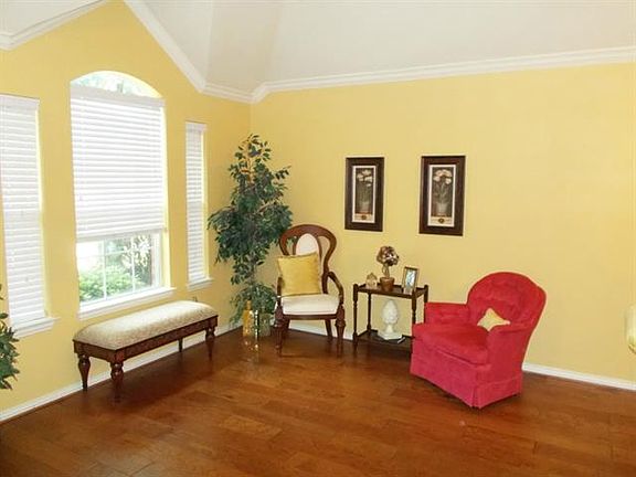 3rd image of 810 Cascades Dr
