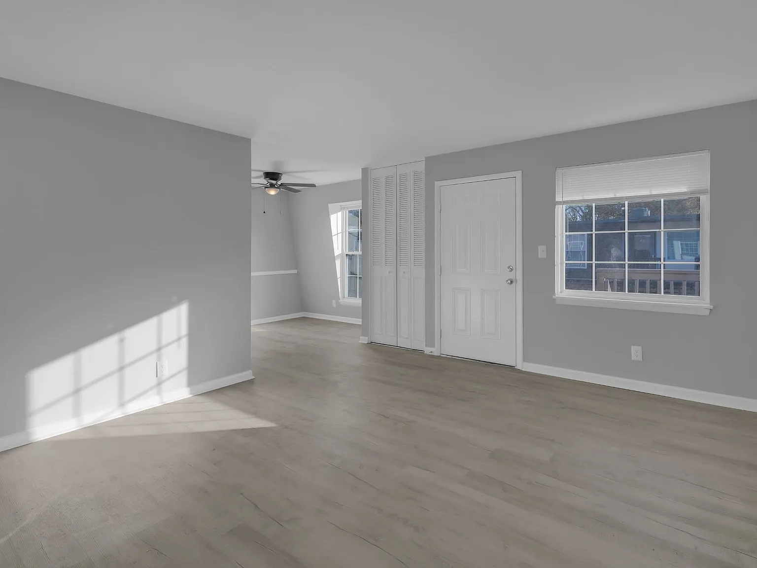 Chateau Royale Apartments — Photo 4