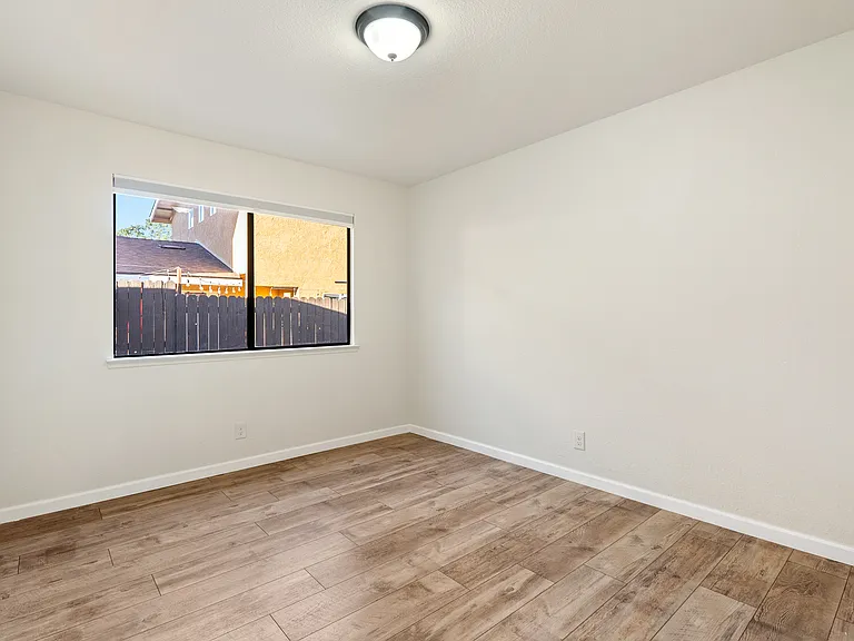 3434 Oak St — Photo 5