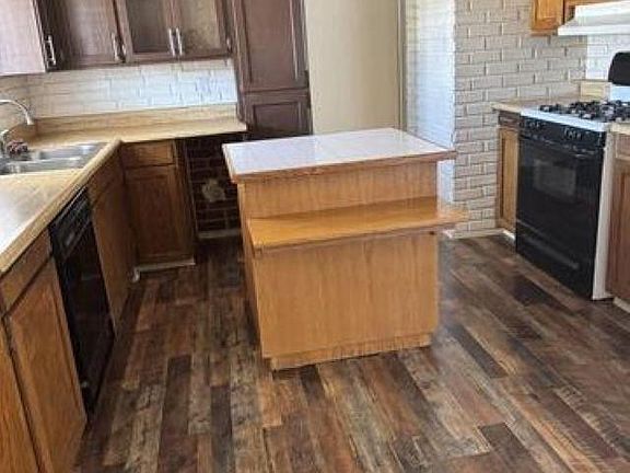 3rd image of 945 E 26th Pl