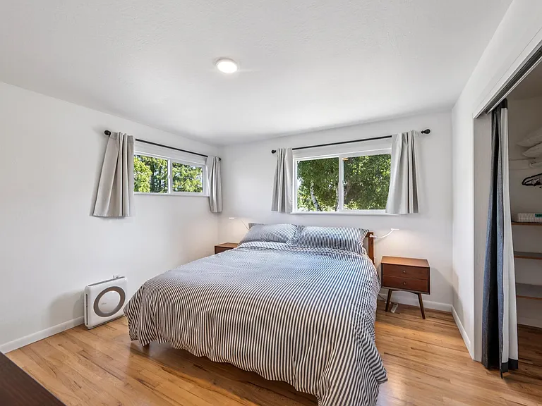 Upstairs bedroom, king bed