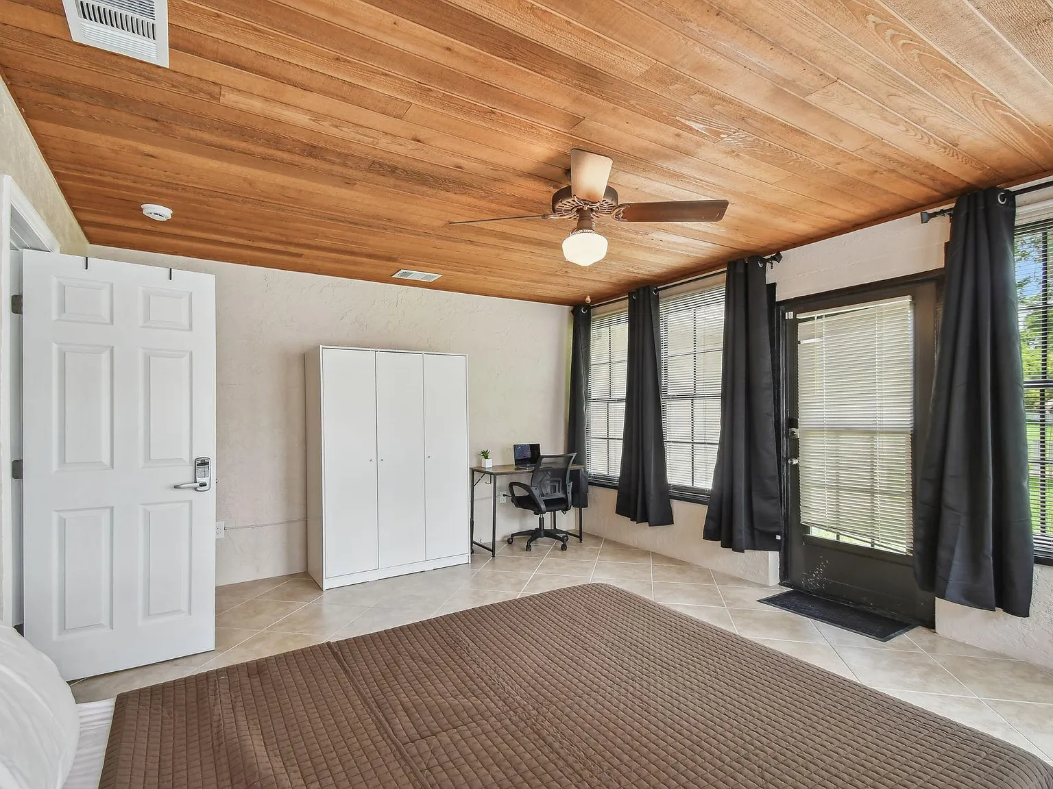 4 bed, 3.0 bath, 2326 sqft, $957 — Photo 2