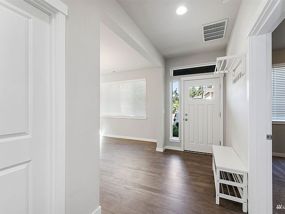 Spacious Entry Way>
