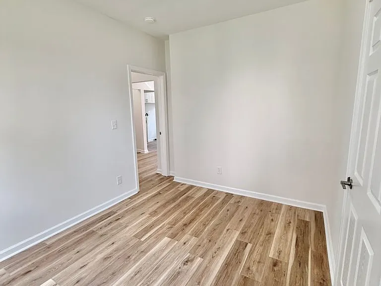 699 Stanley St — Photo 10