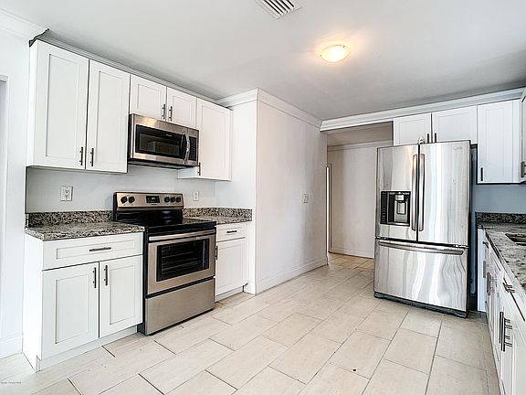 4th image of 2512 Tropic St