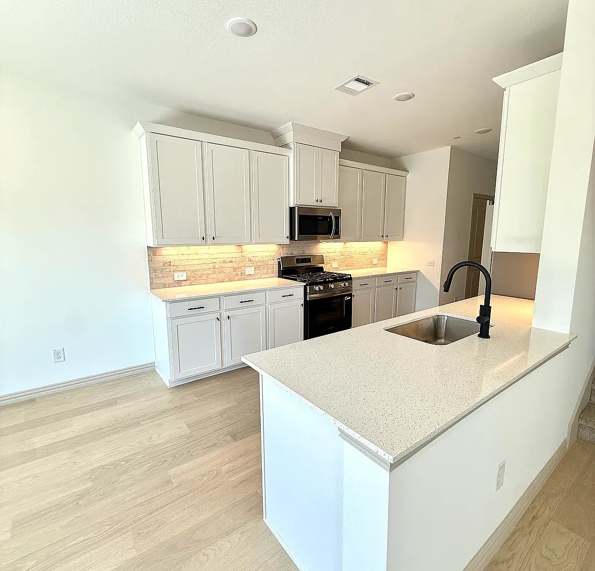 4 bed, 2066 sqft, $3,400 — Photo 4