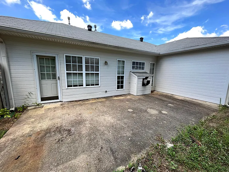 228 Lenox Ln — Photo 2