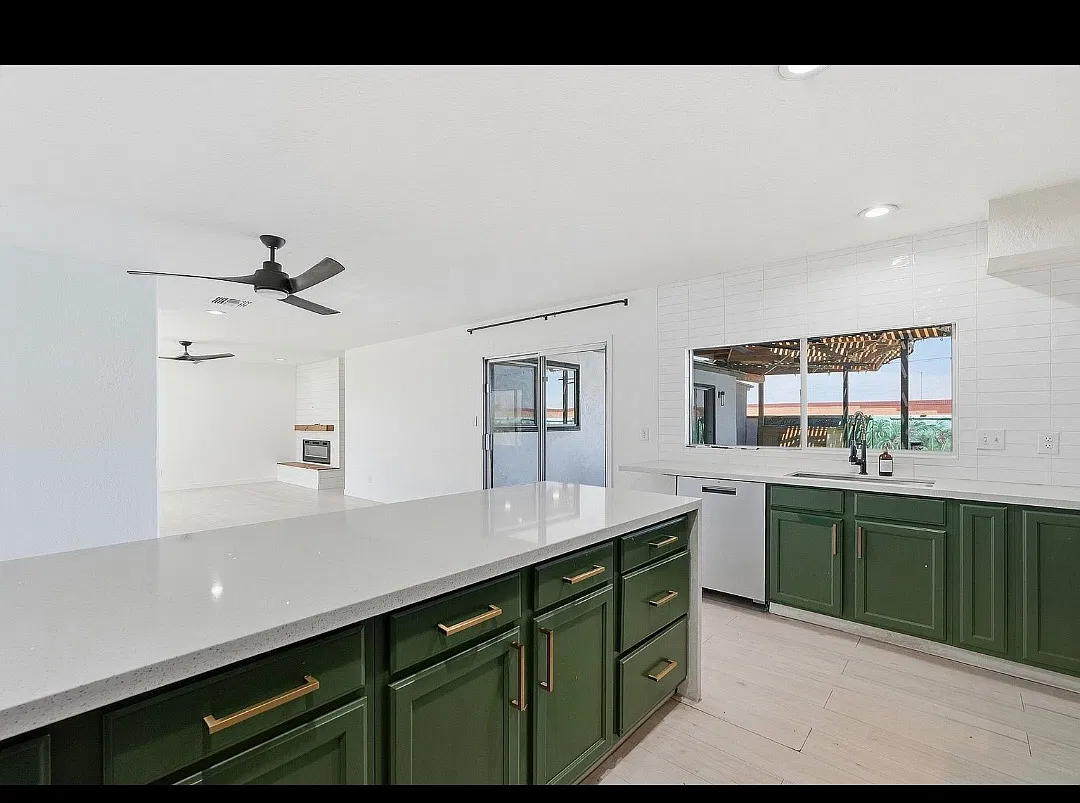 917 N Roosevelt Cir — Photo 4