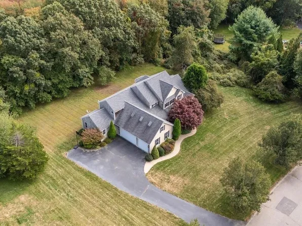 68 Delta Dr N, Saunderstown, RI 02874