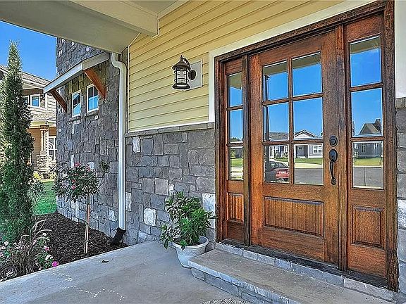 2nd image of 62 Wisteria Pl