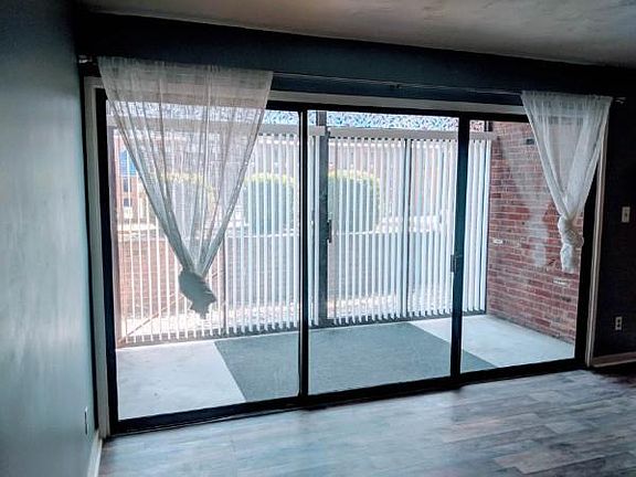 Enclosed bonus room, view of pool area