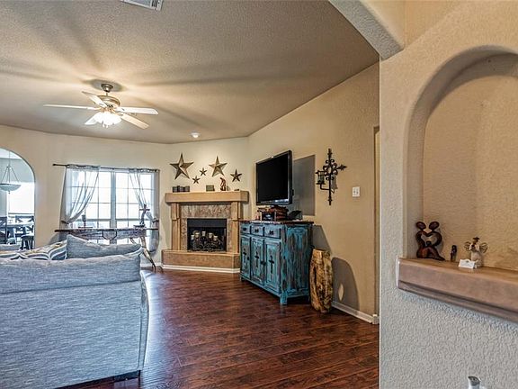 3rd image of 605 Willow Creek Dr