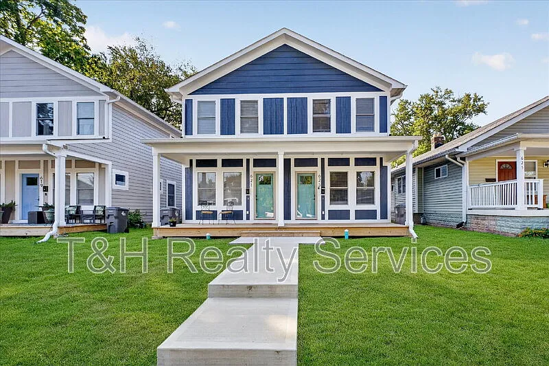 623 W 39th St