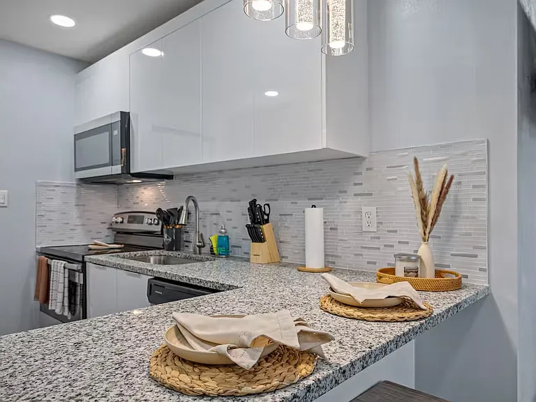 4313 W Woodlawn Ave — Photo 11